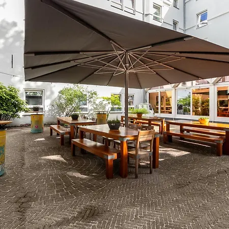 Hans Brinker Hostal *