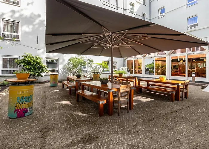 Hans Brinker Hostel *