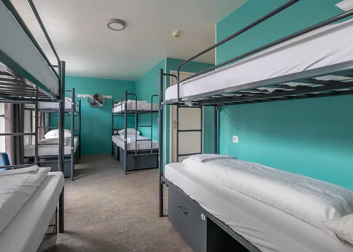 Hans Brinker Hostel *