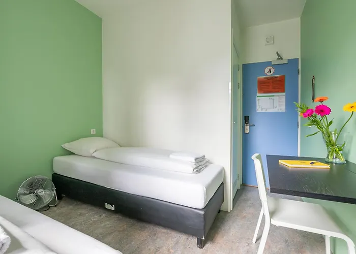 Hans Brinker Hostel *