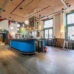 Hans Brinker Hostel *